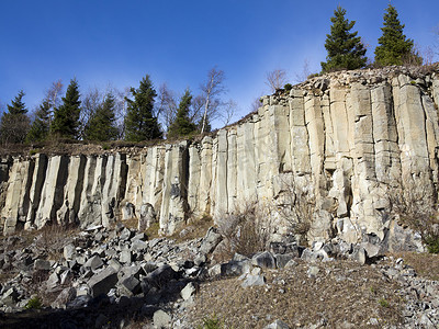 采石场摄影照片_矿石山的老玄武岩采石场