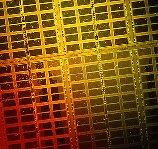 微芯片的电路板在显微镜下