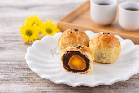 月饼秋天摄影照片_月饼蛋黄糕点，中秋节月饼，