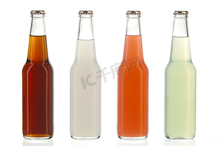 冷盘摄影照片_四个被分类的汽水瓶，酒精饮料