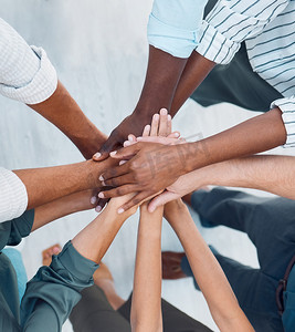 多样性、双手和团队在办公室的合作、协议或会议方面的支持、信任和团结。