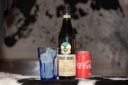 2021 年冬季典型的阿根廷饮料，Fernet Braca 和牛皮可口可乐。