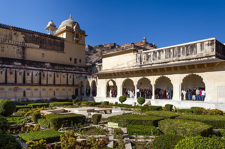 印度斋浦尔 — 2014 年 12 月 29 日：游客参观琥珀堡的苏赫尼瓦斯第三庭院