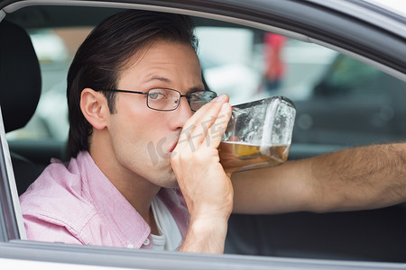 开车时喝酒的人