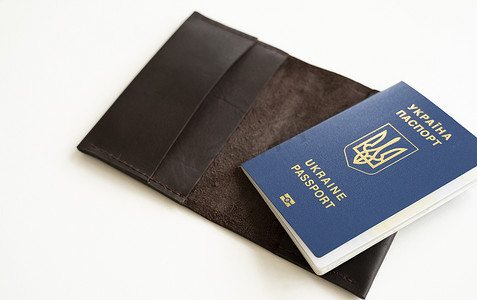 白色背景上有皮革封面的乌克兰护照，有选择的焦点。