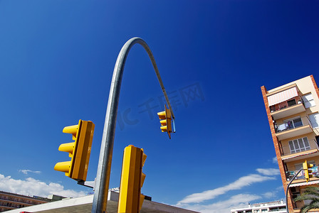 与黄色街道交通控制灯的曲线构成。