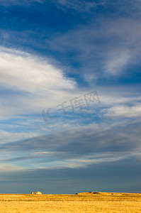 美国南达科他州荒地国家公园草原上布满云彩的天空