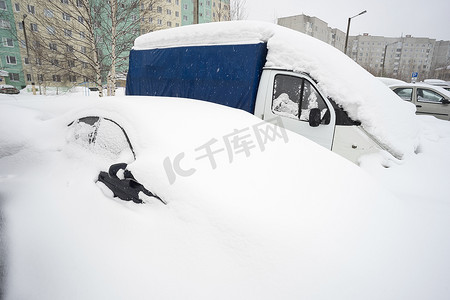 被雪覆盖的汽车。