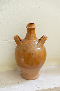 用于盛装液体的古代陶土双耳细颈瓶