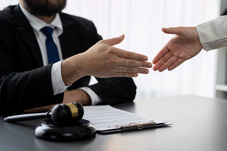 特写律师同事或法律团队握手。