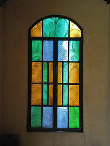 安装在家庭内部的彩色玻璃窗