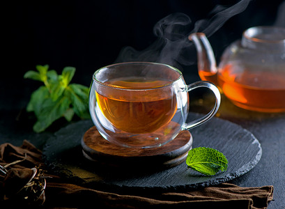 茶道背景摄影照片_茶的概念，木背景中茶壶，茶道，透明杯中的绿茶