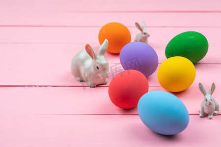 复活节彩蛋，带装饰彩蛋的小兔子家庭