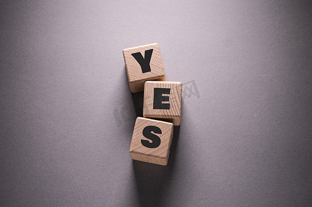no和yes框摄影照片_YES Word 与木制立方体
