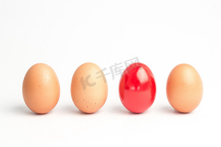 连续四个鸡蛋，一个红色的