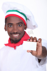 展示专业卡片的年轻黑人意大利厨师