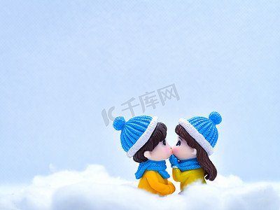 旅游业和旅行概念：在冬天雪中互相亲吻的微型人