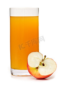 玻璃杯中的苹果汁
