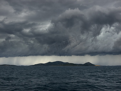远方的海摄影照片_岛屿上的风暴