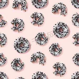 粉红色背景顶视图上甜甜圈的优质无缝图案。