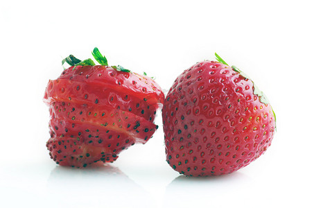 白色 backgr 上分离的健康红草莓果切片