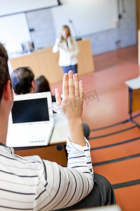 一名学生在上课时举手的特写镜头