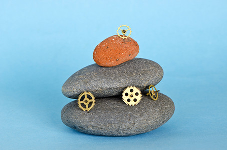 美丽的海石和时钟机制黄铜齿轮