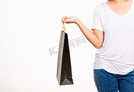 女性手持黑色透明空白牛皮纸礼品袋