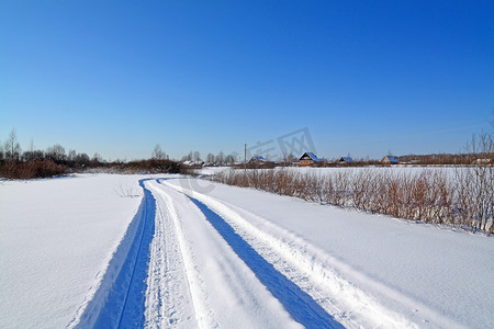 村庄冬天附近的雪路