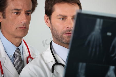 两位医生检查 X 光片的肖像