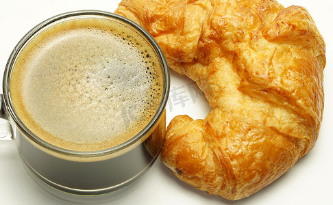 早餐，无奶咖啡杯，羊角面包放在白色旁边