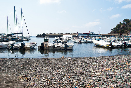 莫比乌斯环设计摄影照片_西西里岛乌斯蒂卡岛的港口