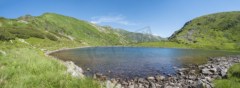 美丽生动的蓝色清澈山湖 Horne Jamnicke pleso 的全景，拥有绿色山峰、西塔特拉山脉、Rohace 斯洛伐克、夏日阳光明媚的蓝天背景
