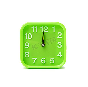 正方形方形摄影照片_方形绿色时钟，白色数字隔离在白色背景上