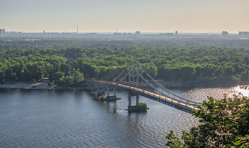 乌克兰基辅第聂伯河上的人行天桥