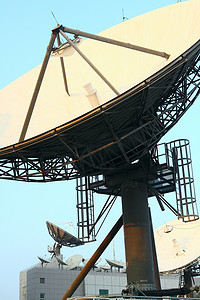 电视台摄影照片_电视台顶部的卫星通讯碟