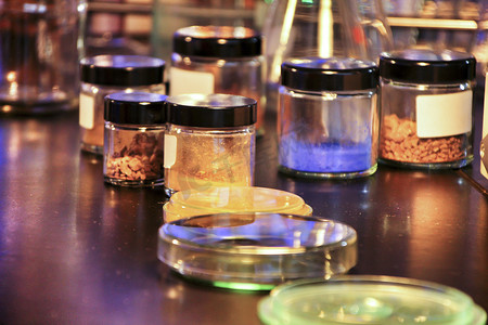 化学滴管和烧杯摄影照片_西班牙实验室的试管和罐