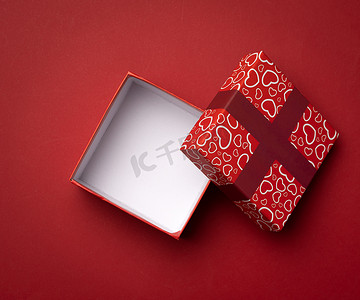 红色背景上的空方形红色盒子，礼物打开