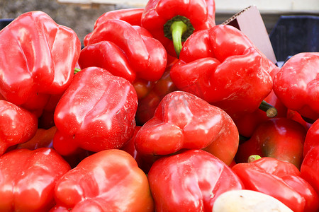在市场摊位出售的红辣椒
