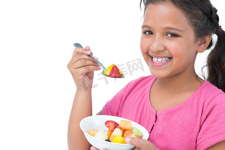 好的看的背景摄影照片_吃水果沙拉的微笑的小女孩