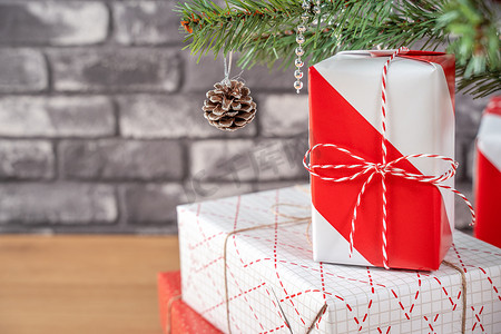 用包裹着美丽的红色和白色 gi 装饰的圣诞树