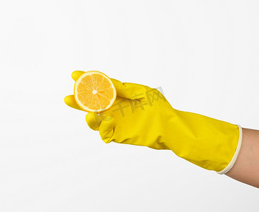 半握的手摄影照片_黄色乳胶清洁手套中的手握着白色背景中的半个柠檬