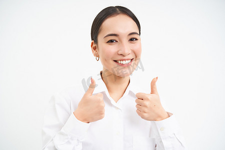 亚洲女商人的画像竖起大拇指，赞同，推荐公司，站在白色背景上