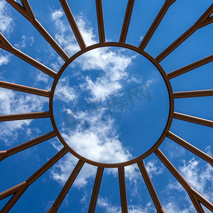 钢结构背景摄影照片_天空背景下的钢结构