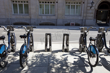 公共生活摄影照片_排成一排的公共出租自行车，伦敦，英国