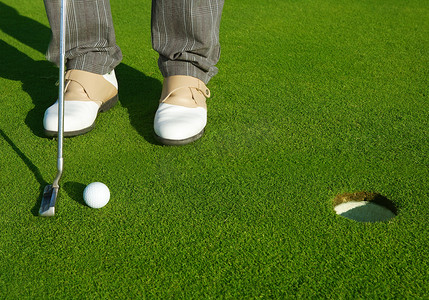绿草摄影照片_高尔夫绿洞球场男子推短球