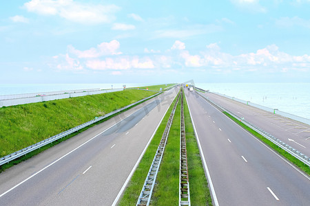 荷兰一座大坝上的高速公路