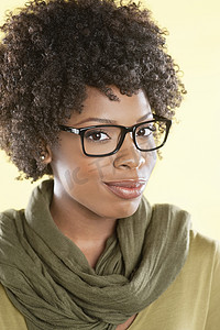 一位戴着眼镜、脖子上有彩色背景的披肩的非洲裔美国妇女的画像