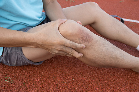 男子腿上的肌腱膝关节问题在 stadi 的运动中