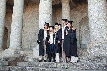 毕业留念摄影照片_五名毕业生拿着毕业证书合影留念